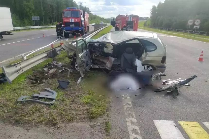 Водителю стало плохо, и он врезался в ограждение — балка прошила машину насквозь
