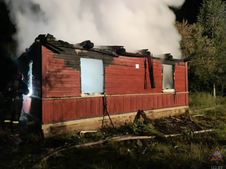 Пожар в Брестском районе: соседями спасена женщина