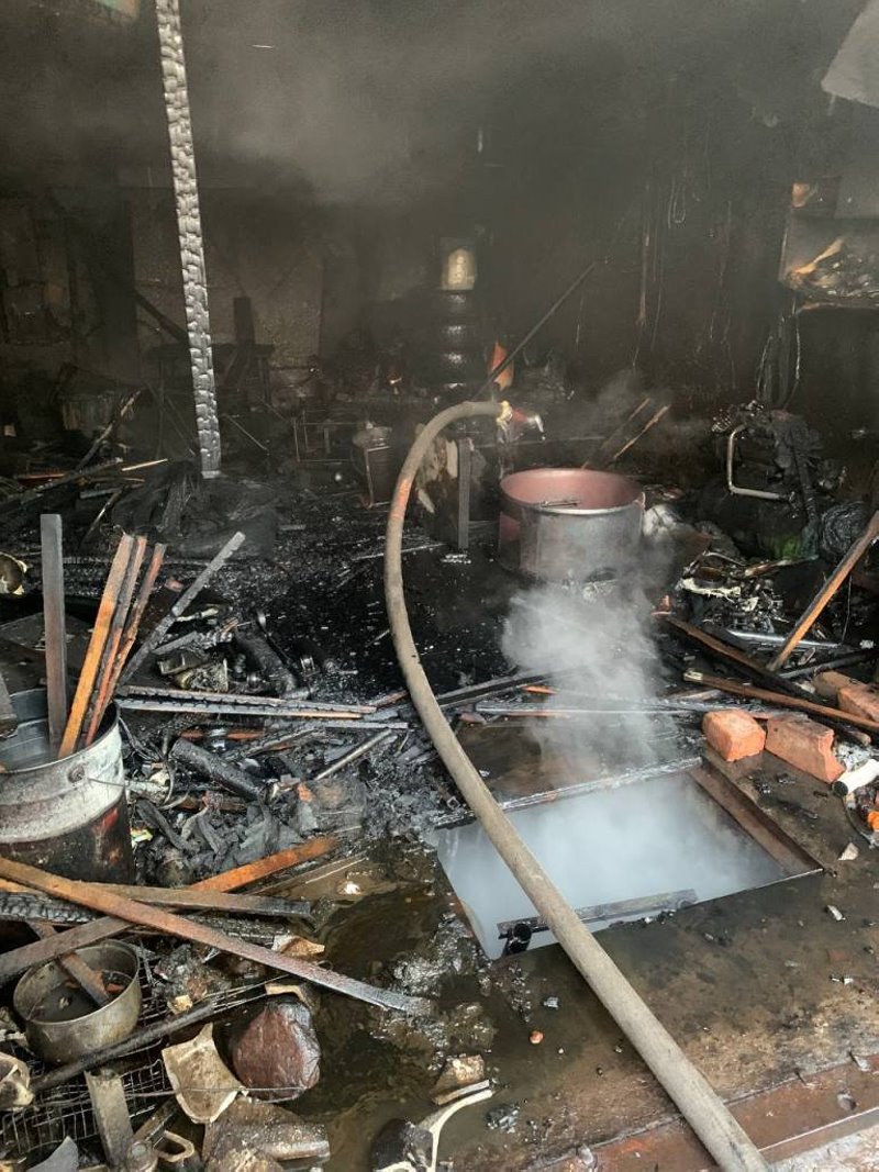 В Бресте произошел пожар в гараже. Пострадал мужчина