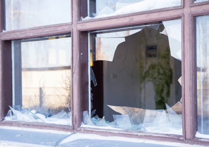 Житель Барановичей из-за ревности разбил три окна в общежитии