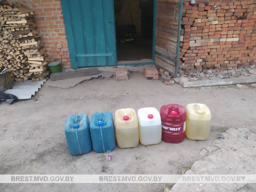 Милиция нашла у пенсионера 120 литров окрашенного дизтоплива. Случай в Брестской области