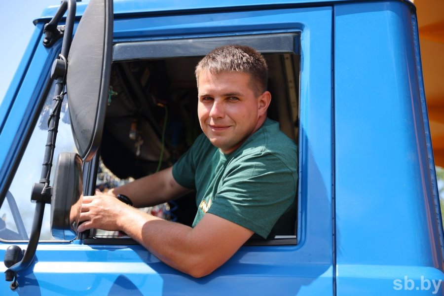 Посмотрели, как возле Бреста убирают озимый рапс