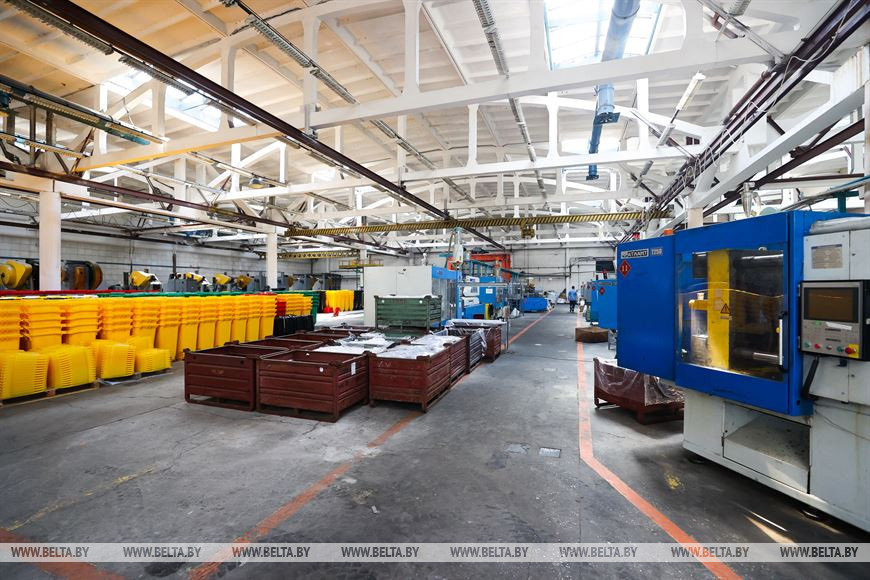 На заводе в Брестской области освоили литье пластиковых контейнеров для сбора твердых отходов