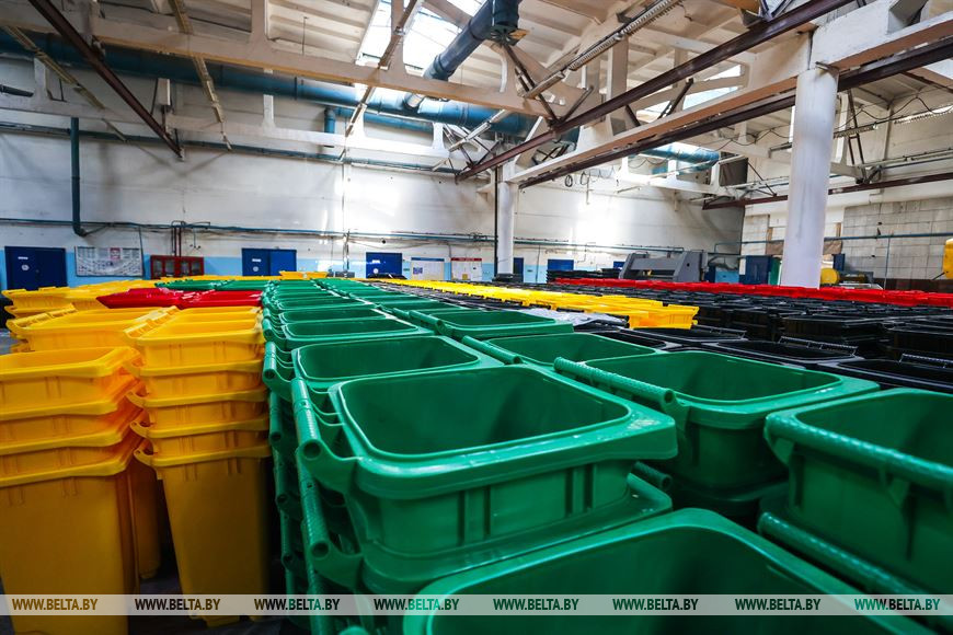 На заводе в Брестской области освоили литье пластиковых контейнеров для сбора твердых отходов