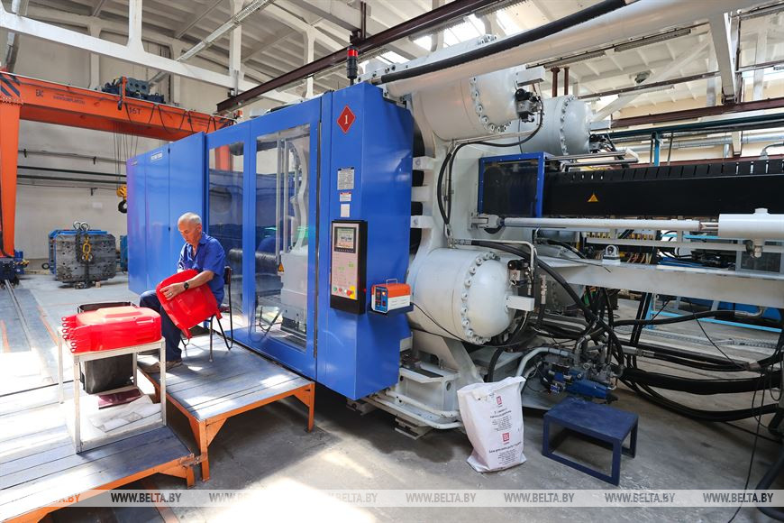 На заводе в Брестской области освоили литье пластиковых контейнеров для сбора твердых отходов