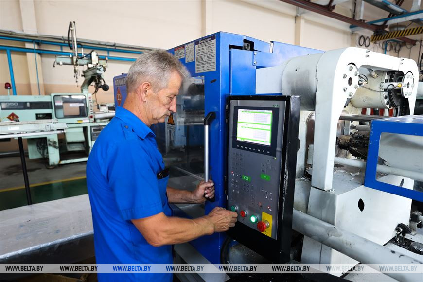 На заводе в Брестской области освоили литье пластиковых контейнеров для сбора твердых отходов