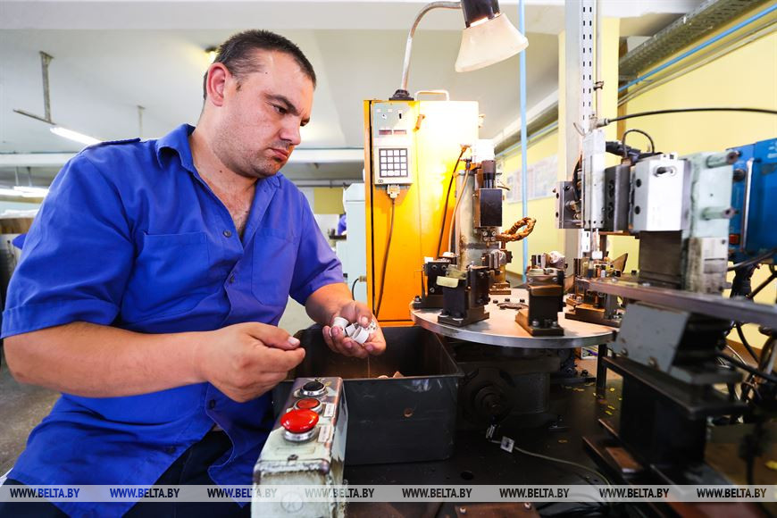 На заводе в Брестской области освоили литье пластиковых контейнеров для сбора твердых отходов