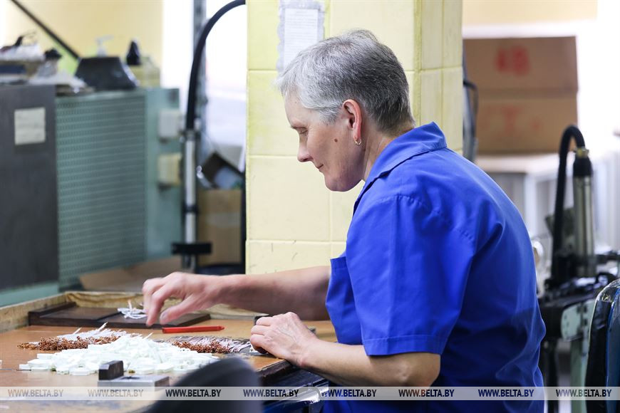 На заводе в Брестской области освоили литье пластиковых контейнеров для сбора твердых отходов