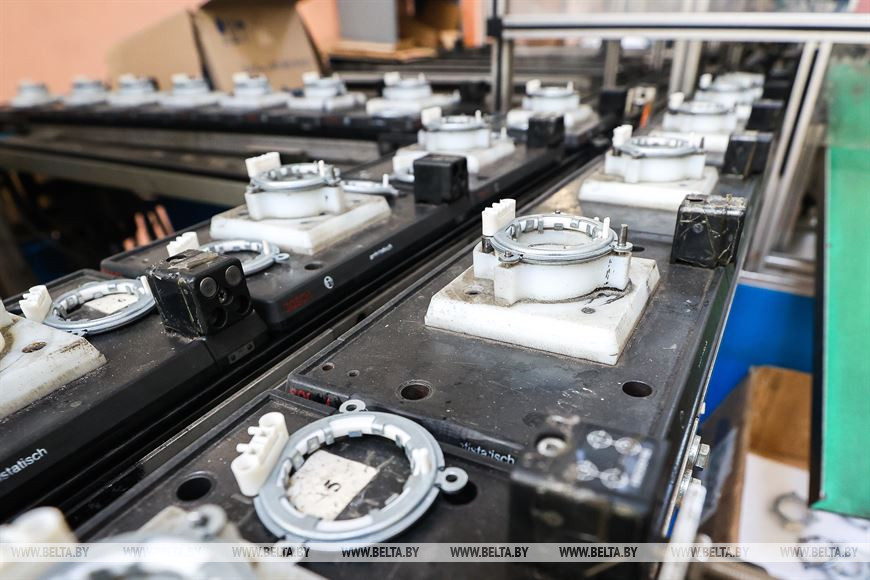 На заводе в Брестской области освоили литье пластиковых контейнеров для сбора твердых отходов