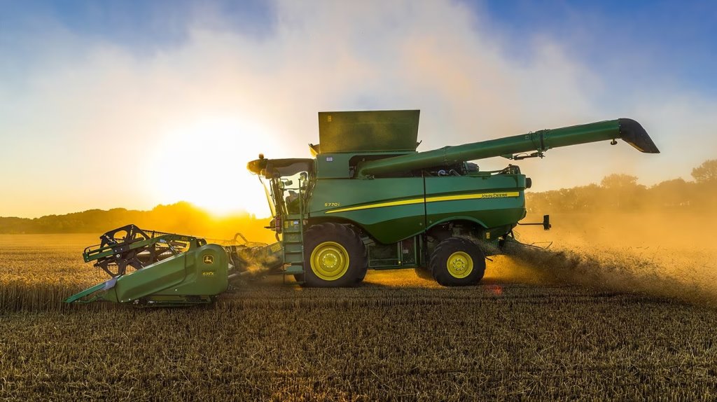 Комбайнер из Барановичского района первым в Брестской области намолотил тысячу тонн зерна