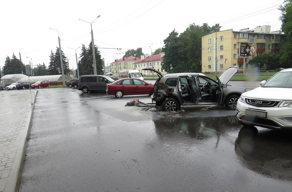Пенсионерка по указанию телефонных мошенников передала им кредитные деньги и подожгла два автомобиля