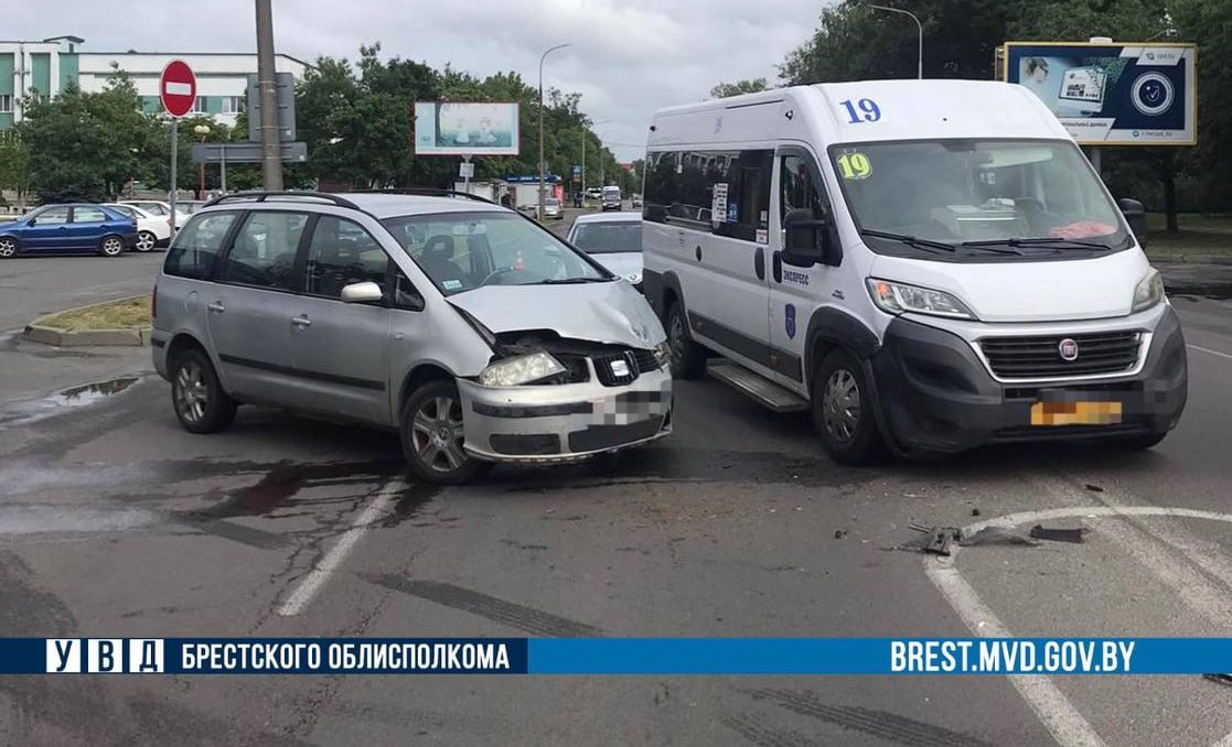 Водитель Seat врезалась в маршрутку с пассажирами в Бресте