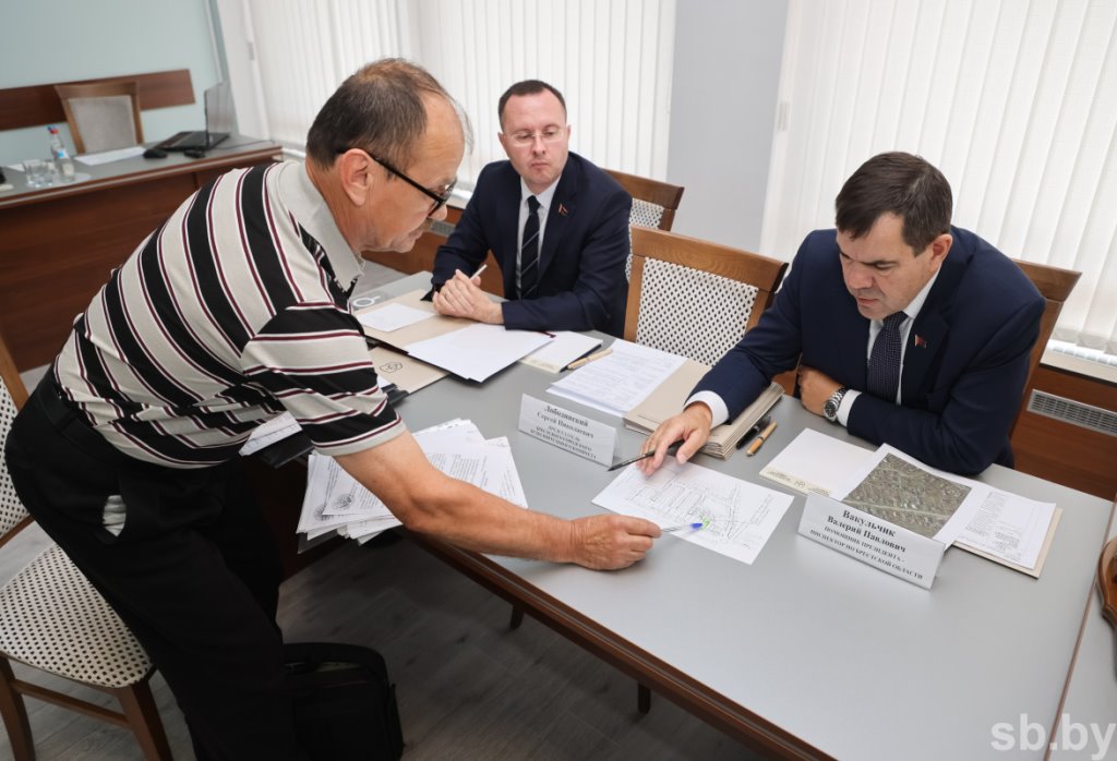 Земельные споры, энергоснабжение – с какими проблемами обратились брестчане к Ермоловичу на приеме граждан