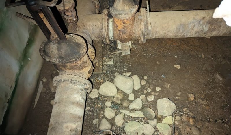 Рабочий спустился в коллектор, а выбрался с ожогами более 50% поверхности тела. Рассказываем, как так вышло