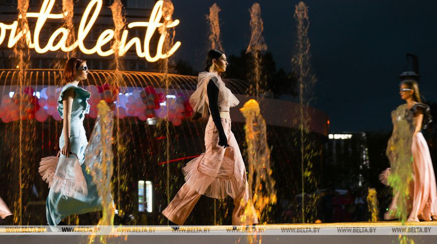 «Водная феерия» - вечерний показ Брестского фестиваля моды и стиля «LookБуг» стартовала на Советской у фонтана