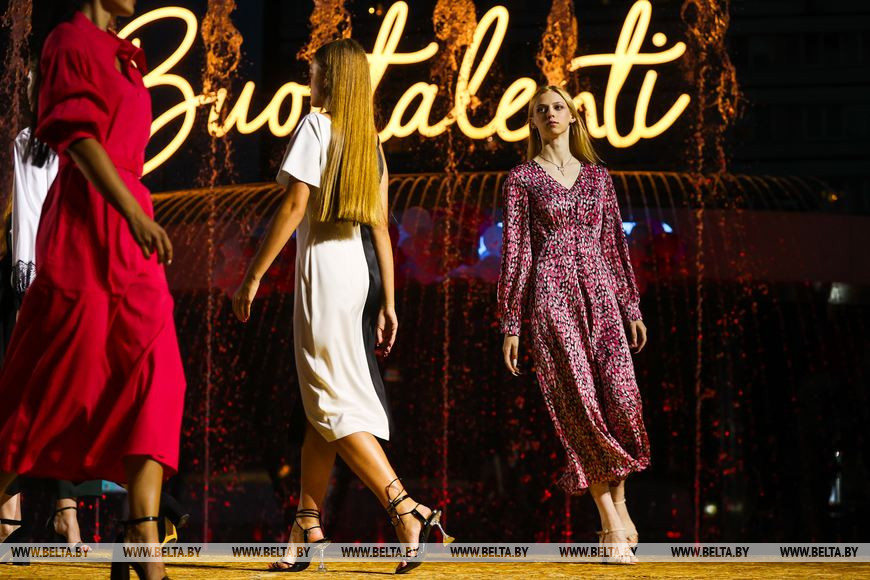 «Водная феерия» - вечерний показ Брестского фестиваля моды и стиля «LookБуг» стартовала на Советской у фонтана