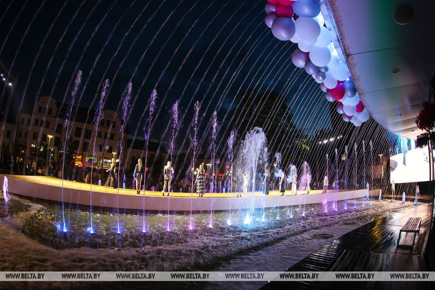 «Водная феерия» - вечерний показ Брестского фестиваля моды и стиля «LookБуг» стартовала на Советской у фонтана