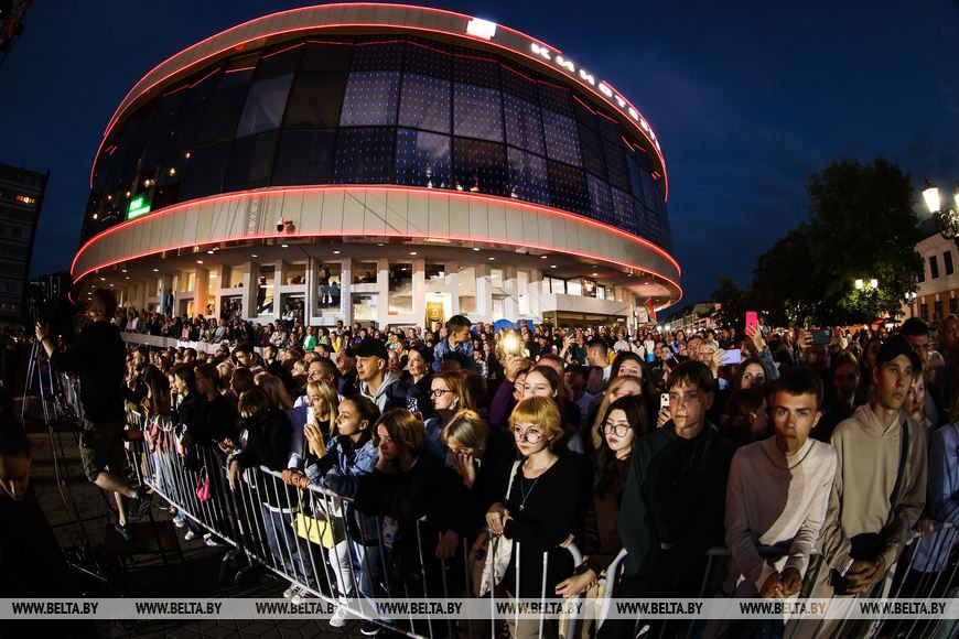 «Водная феерия» - вечерний показ Брестского фестиваля моды и стиля «LookБуг» стартовала на Советской у фонтана