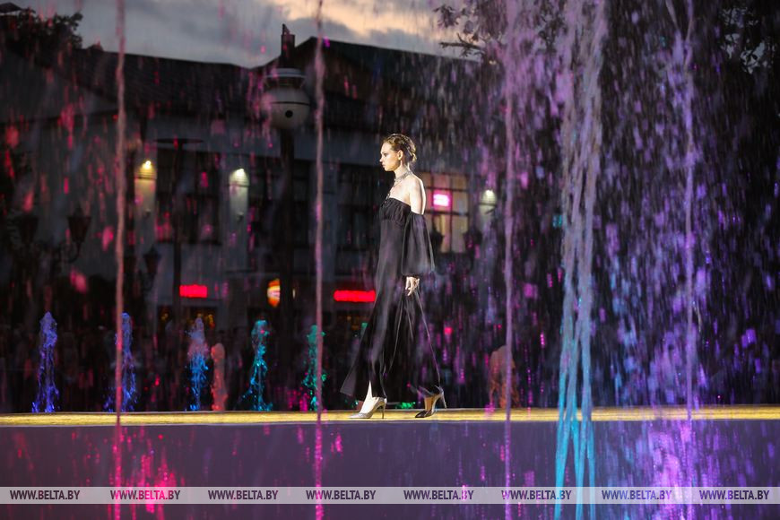«Водная феерия» - вечерний показ Брестского фестиваля моды и стиля «LookБуг» стартовала на Советской у фонтана