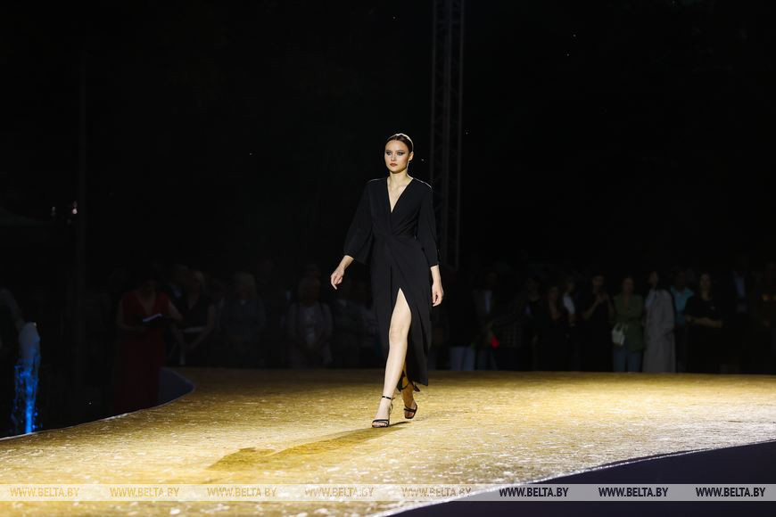 «Водная феерия» - вечерний показ Брестского фестиваля моды и стиля «LookБуг» стартовала на Советской у фонтана