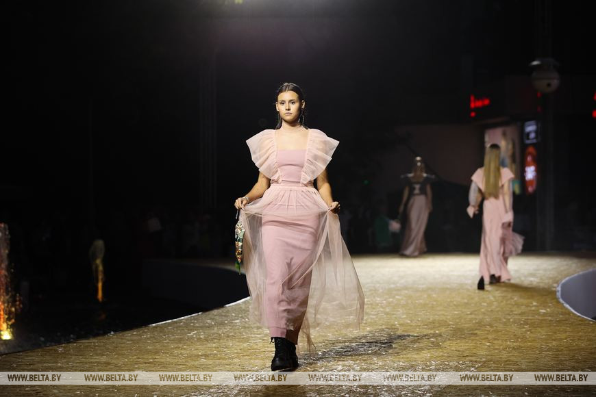 «Водная феерия» - вечерний показ Брестского фестиваля моды и стиля «LookБуг» стартовала на Советской у фонтана