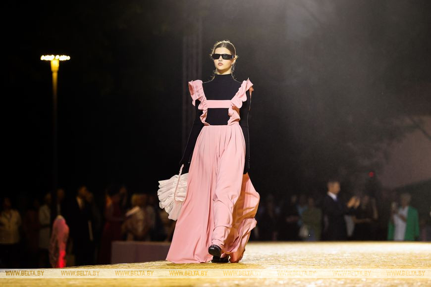 «Водная феерия» - вечерний показ Брестского фестиваля моды и стиля «LookБуг» стартовала на Советской у фонтана