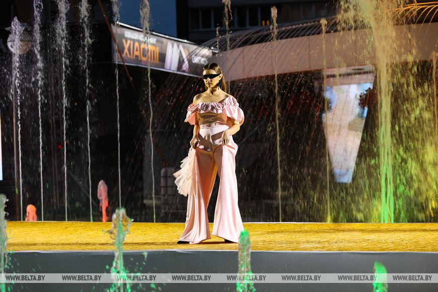 «Водная феерия» - вечерний показ Брестского фестиваля моды и стиля «LookБуг» стартовала на Советской у фонтана