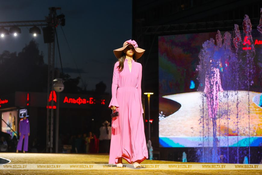 «Водная феерия» - вечерний показ Брестского фестиваля моды и стиля «LookБуг» стартовала на Советской у фонтана