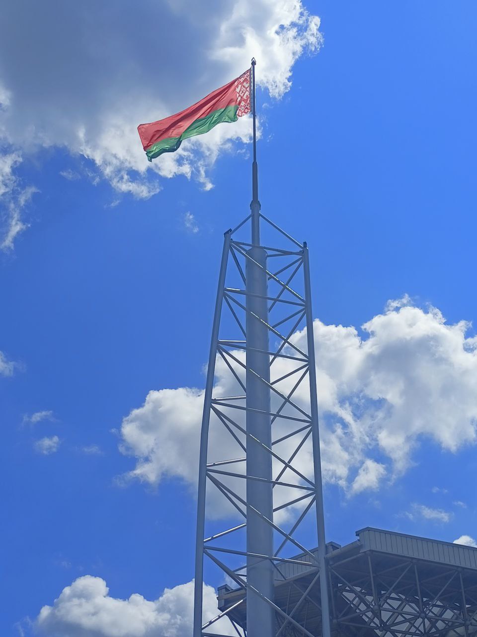 В Бресте появился самый большой в области государственный флаг