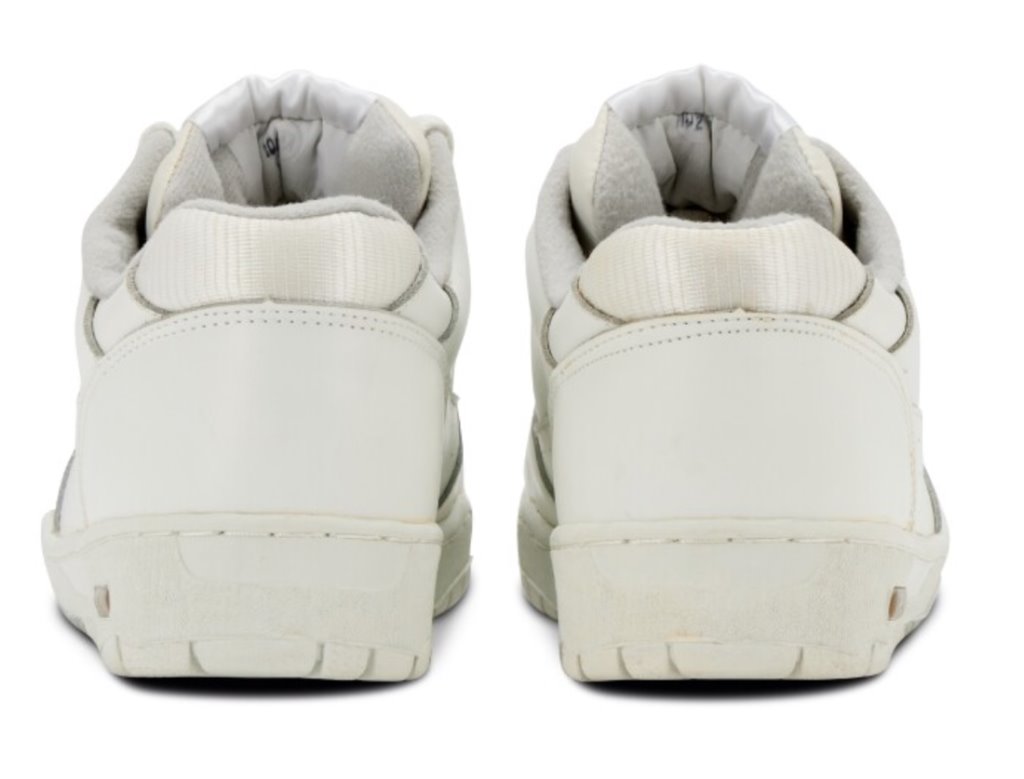 Стоят как пятьдесят iPhone. 30-летние кроссовки Apple выставили на аукцион