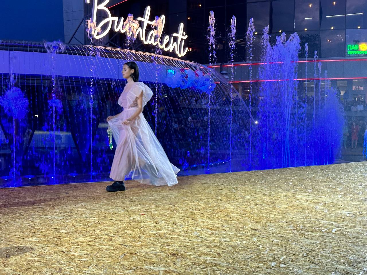 «Водная феерия» - вечерний показ Брестского фестиваля моды и стиля «LookБуг» стартовала на Советской у фонтана