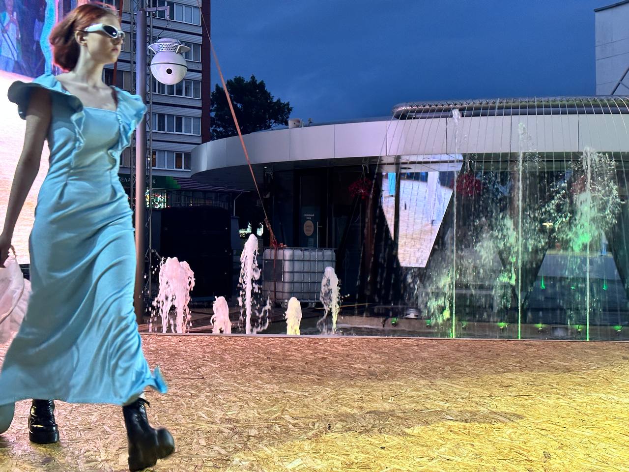 «Водная феерия» - вечерний показ Брестского фестиваля моды и стиля «LookБуг» стартовала на Советской у фонтана