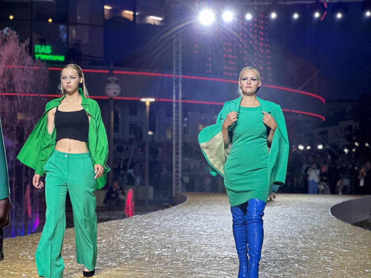 «Водная феерия» - вечерний показ Брестского фестиваля моды и стиля «LookБуг» стартовала на Советской у фонтана