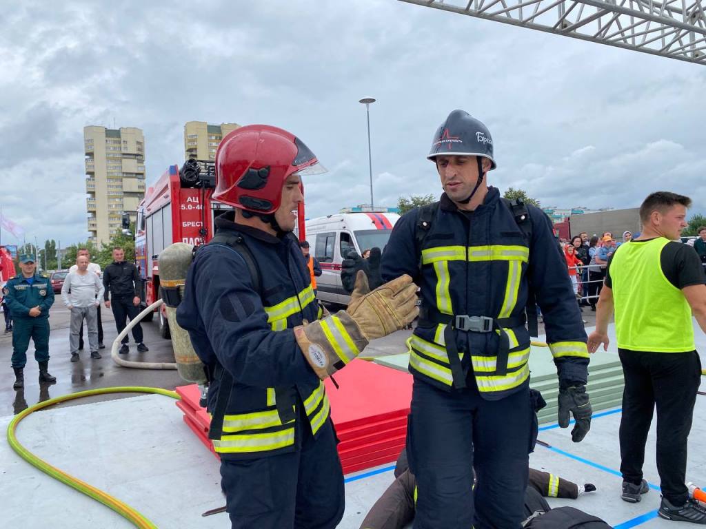 В Бресте завершились соревнования «Сильнейший пожарный-спасатель». Кто победил?