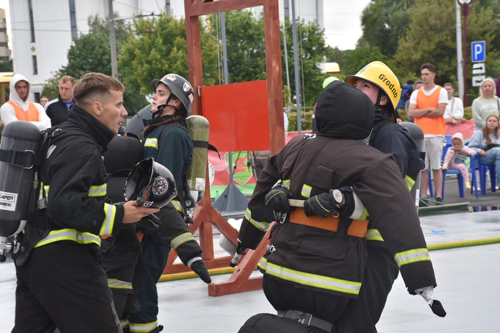 В Бресте завершились соревнования «Сильнейший пожарный-спасатель». Кто победил?