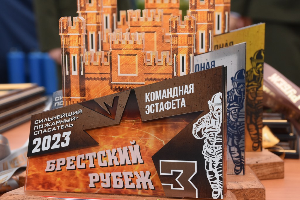 В Бресте завершились соревнования «Сильнейший пожарный-спасатель». Кто победил?