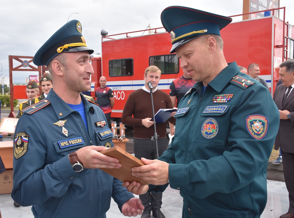 В Бресте завершились соревнования «Сильнейший пожарный-спасатель». Кто победил?