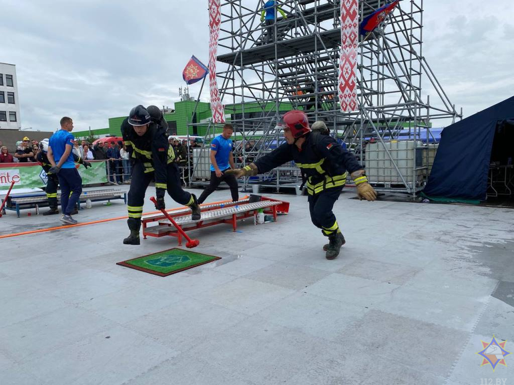 В Бресте завершились соревнования «Сильнейший пожарный-спасатель». Кто победил?