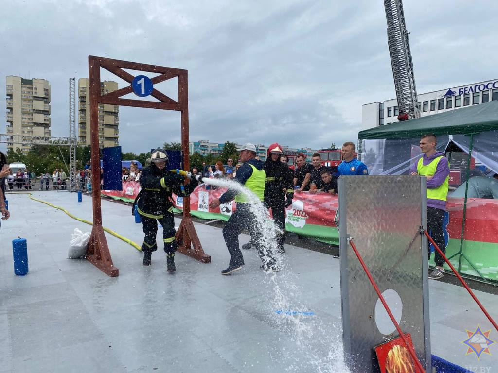 В Бресте завершились соревнования «Сильнейший пожарный-спасатель». Кто победил?