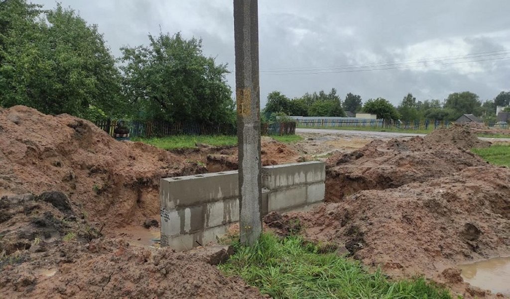 Электромонтера насмерть придавило бетонной плитой в Могилевском районе