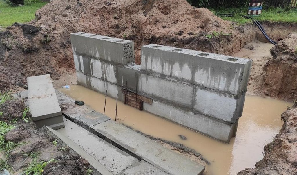 Электромонтера насмерть придавило бетонной плитой в Могилевском районе