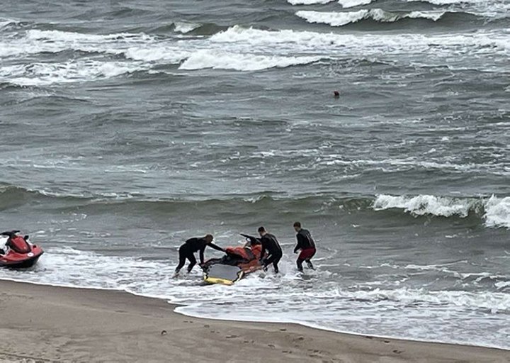 «Не обращают внимания на знаки „Купаться запрещено“». В Клайпеде из-за отбойного течения чуть не утонули белорусы