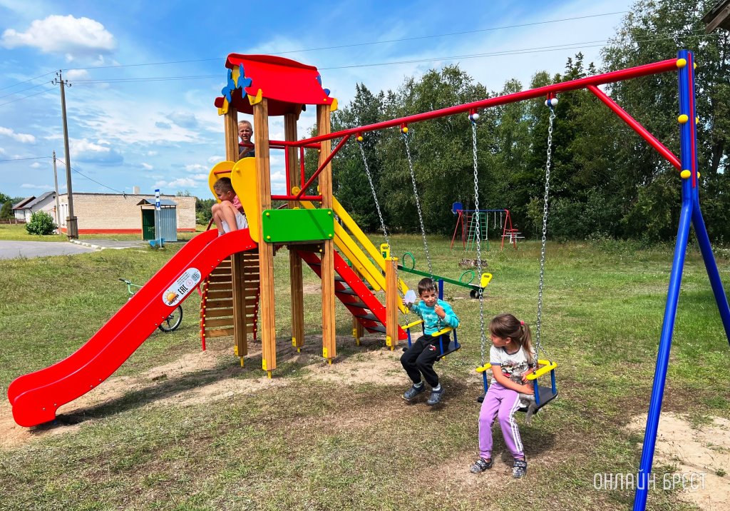 Новую детскую площадку оценили ребятишки из деревни Заречье (Брестская область)