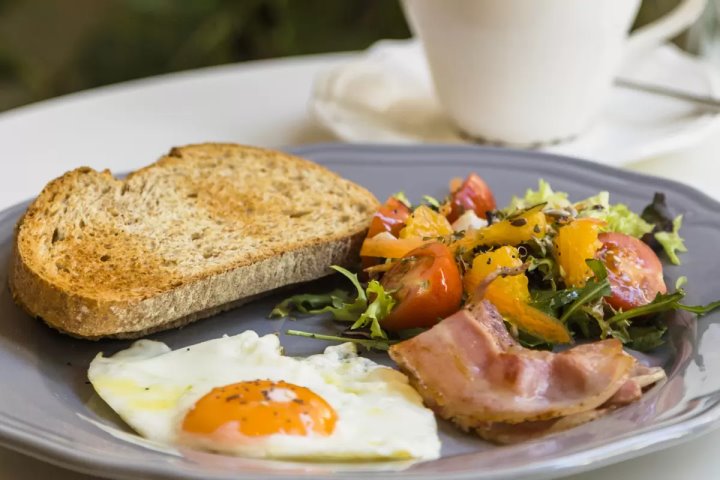 Эндокринолог рассказала, через сколько времени после подъема надо завтракать