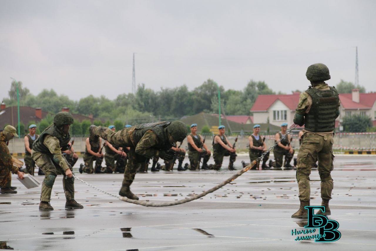 В Бресте празднуют День ВДВ. Фото и видео из 38-й бригады