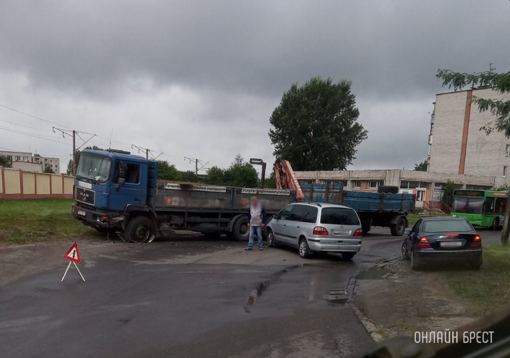 В Бресте водитель Ford врезался в грузовик