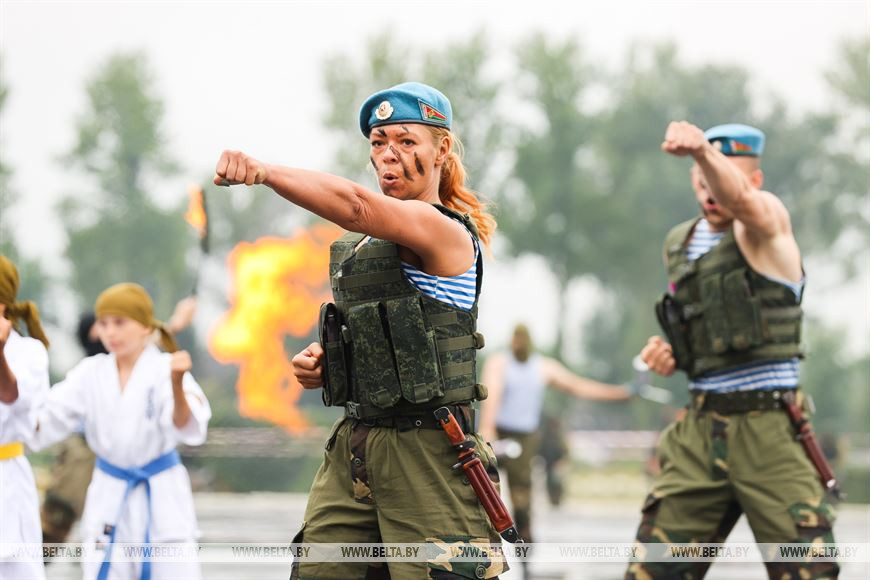 В Бресте празднуют День ВДВ. Фото и видео из 38-й бригады