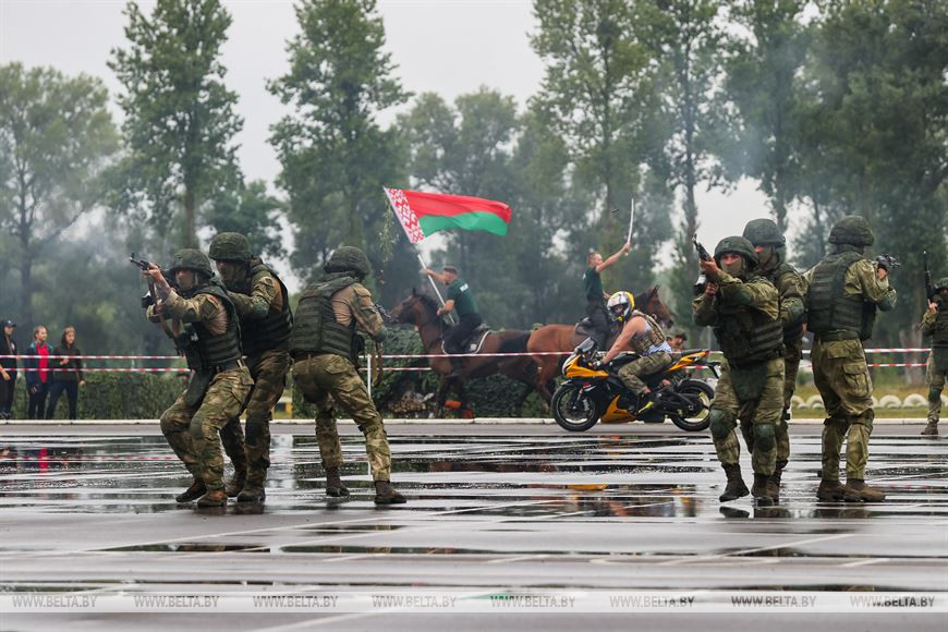 В Бресте празднуют День ВДВ. Фото и видео из 38-й бригады
