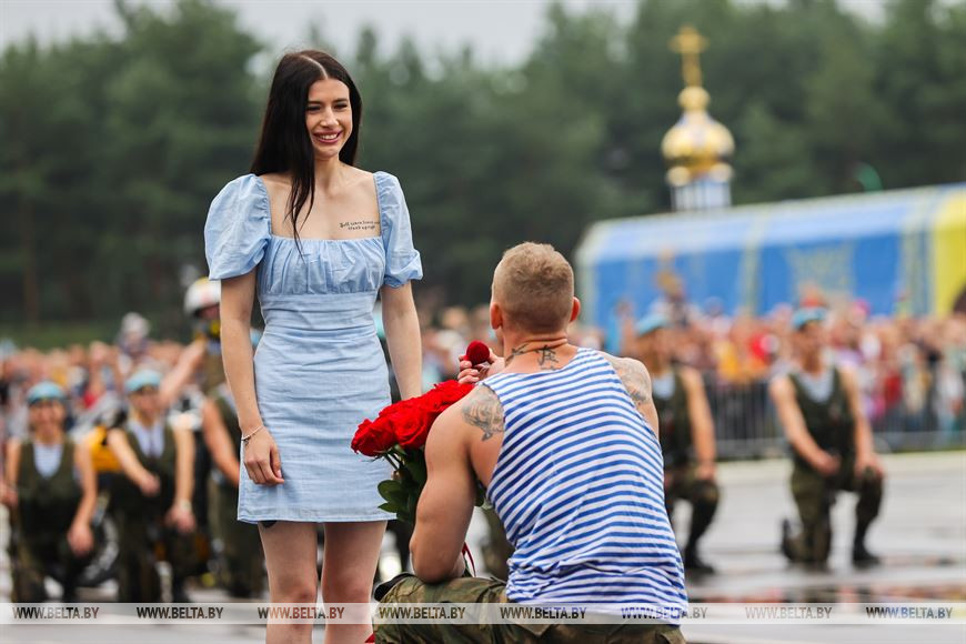 В Бресте празднуют День ВДВ. Фото и видео из 38-й бригады