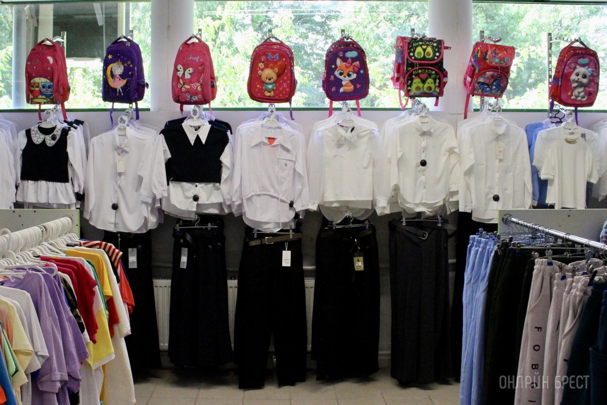 Собираться в школу выгодно здесь! Новая коллекция школьной одежды в магазинах «Мегаполис» в Бресте точно будет солд-аут!
